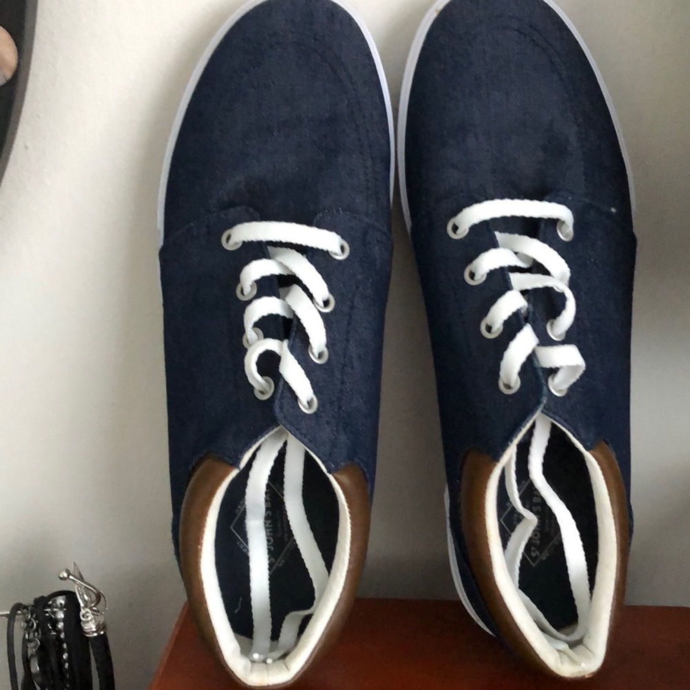 Comfortable men’s deck shoes, wore couple times, by St.Joh’n Bay.